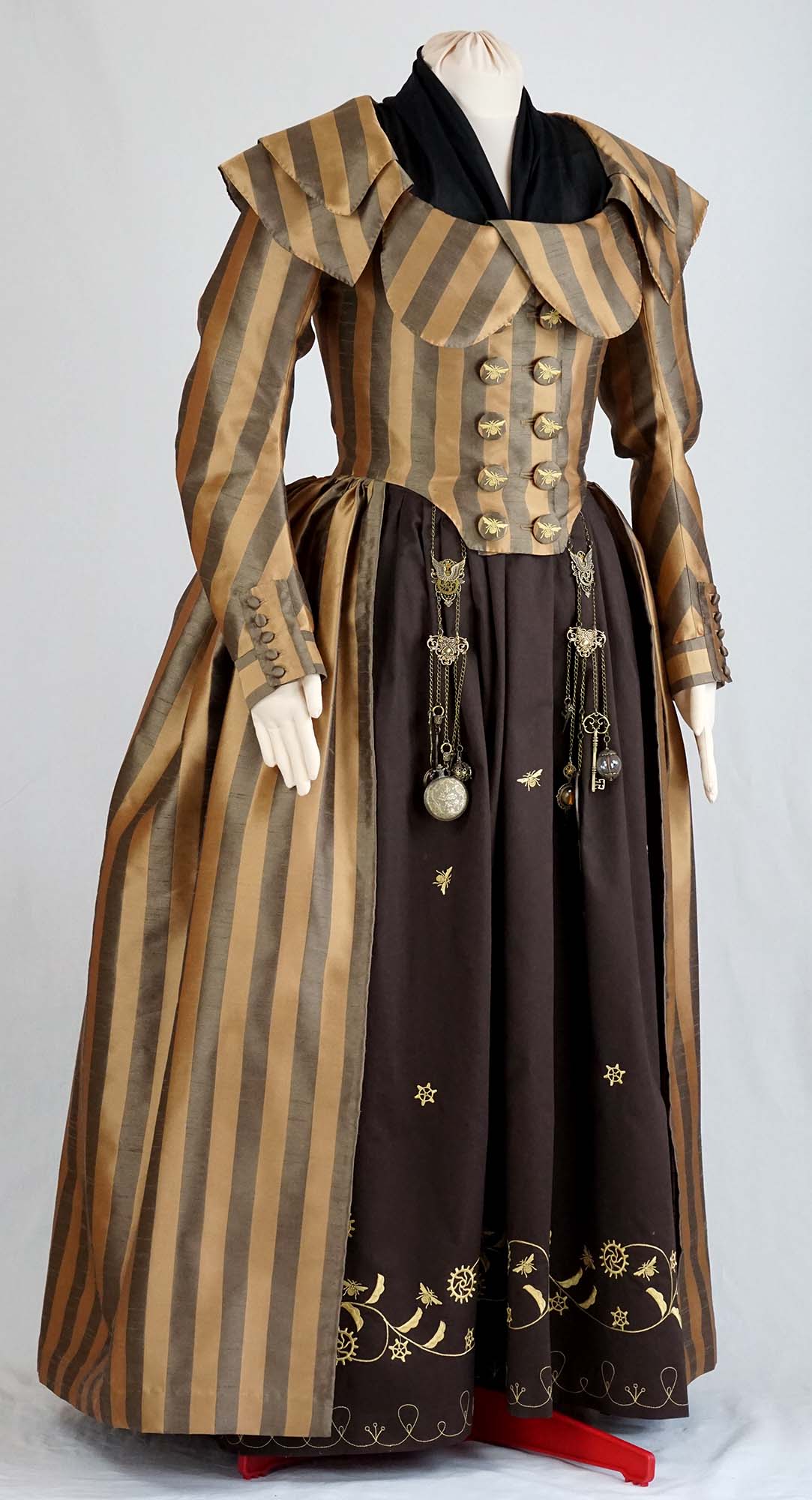 Rokoko Kleid Redingote um 1780 inkl. Po-Kissen, Taschen und Fichu Schnittmuster #0419 Größe EU 34-56 